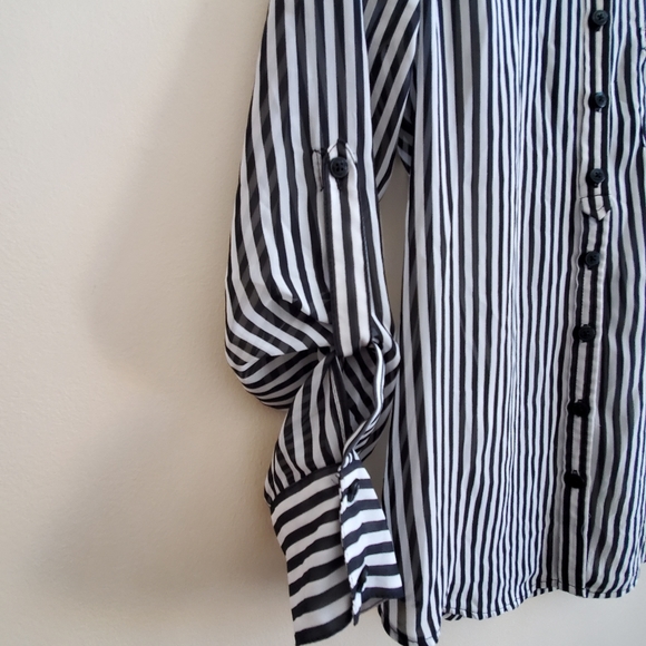 GUESS XS Black stripe shirt, flowy and lace back detail XS - Picture 4 of 12
